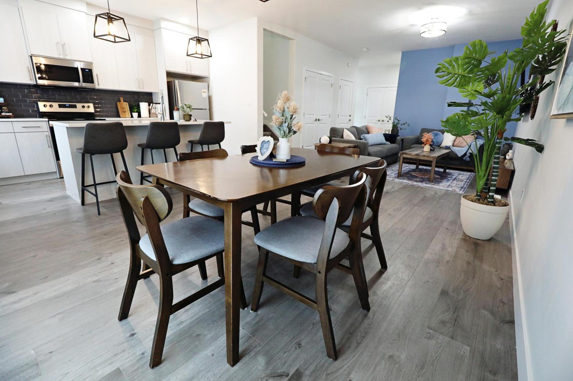 Beautiful Home With 4 King Beds,Airport,Disney+ エドモントン エクステリア 写真