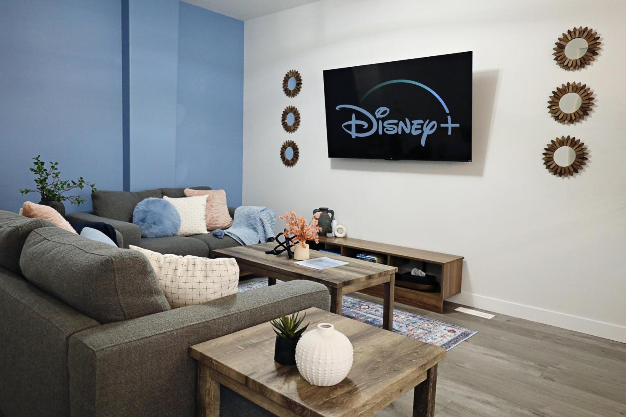 Beautiful Home With 4 King Beds,Airport,Disney+ エドモントン エクステリア 写真