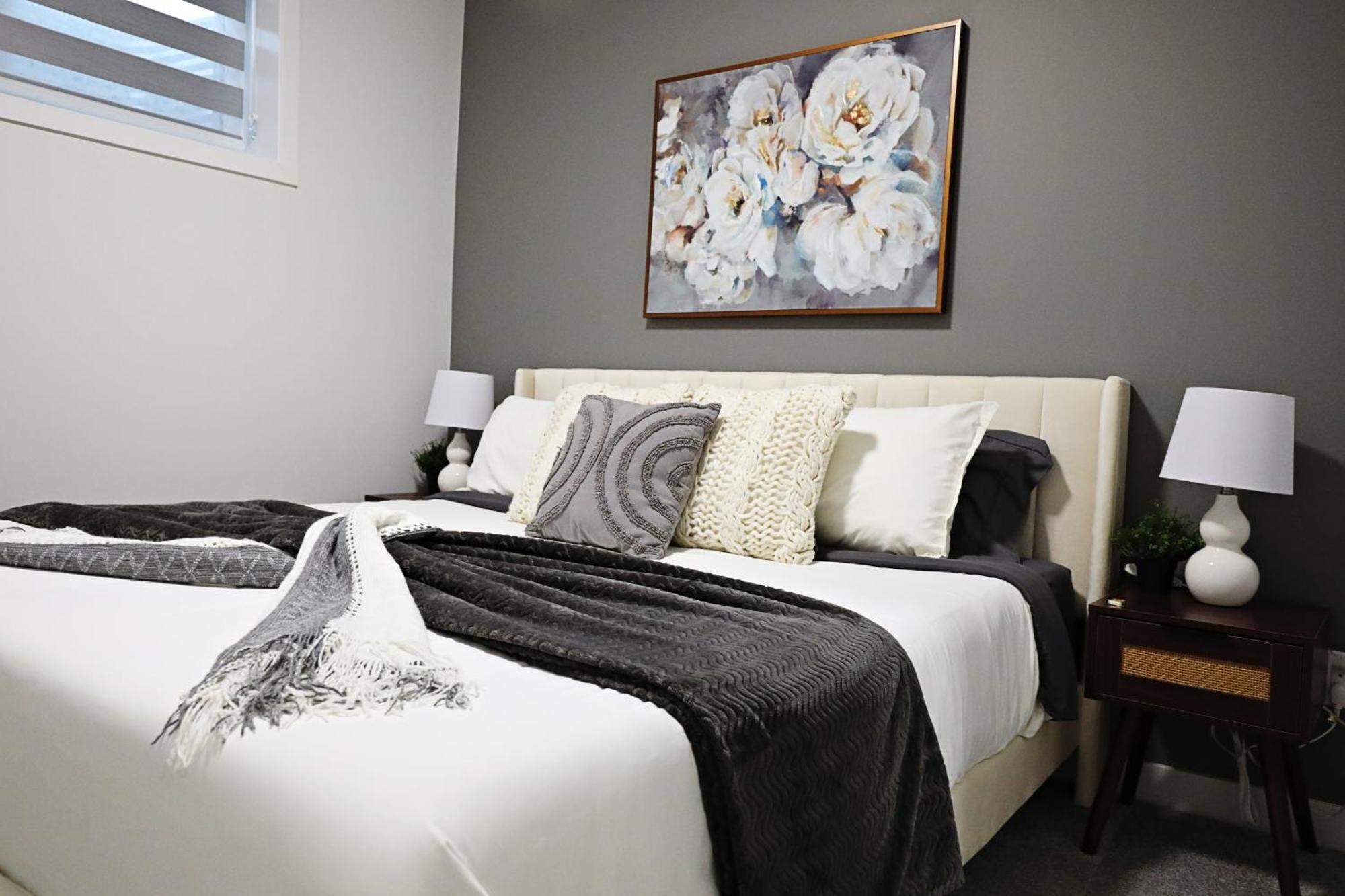 Beautiful Home With 4 King Beds,Airport,Disney+ エドモントン エクステリア 写真