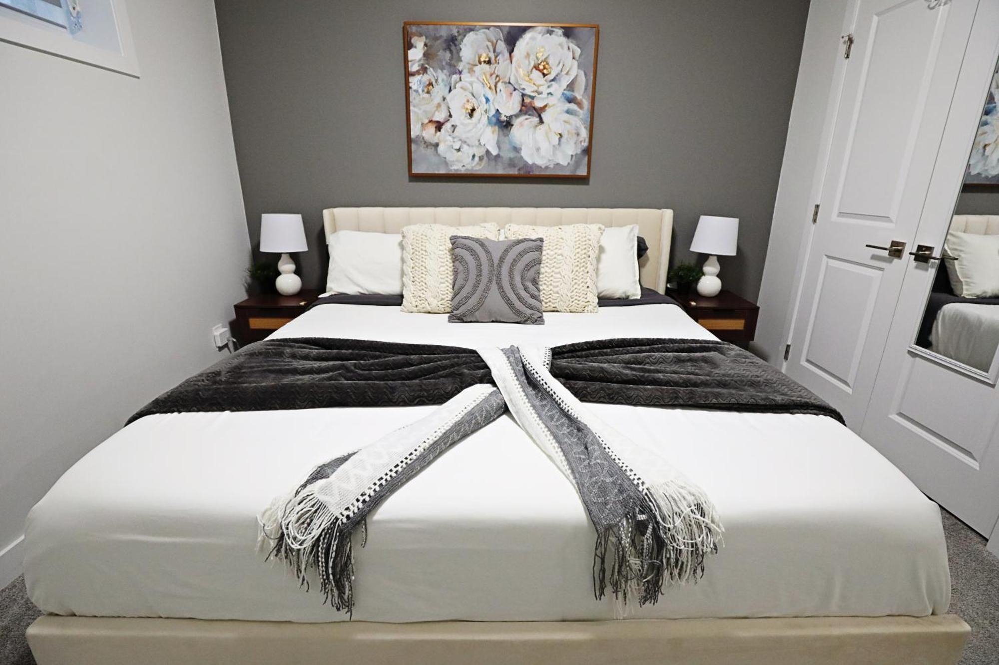 Beautiful Home With 4 King Beds,Airport,Disney+ エドモントン エクステリア 写真