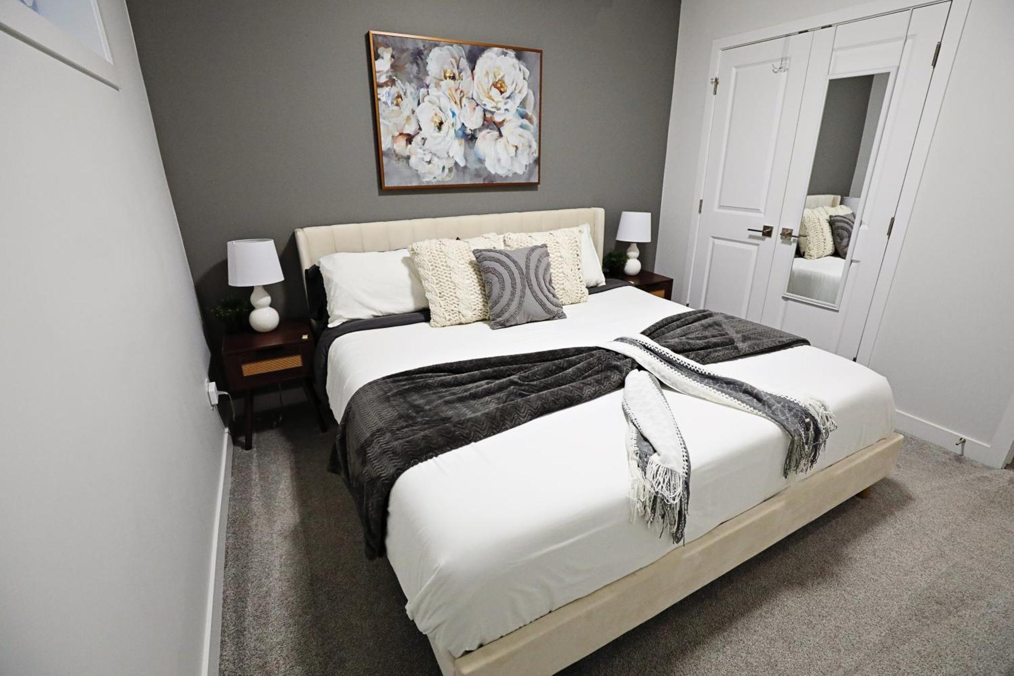 Beautiful Home With 4 King Beds,Airport,Disney+ エドモントン エクステリア 写真