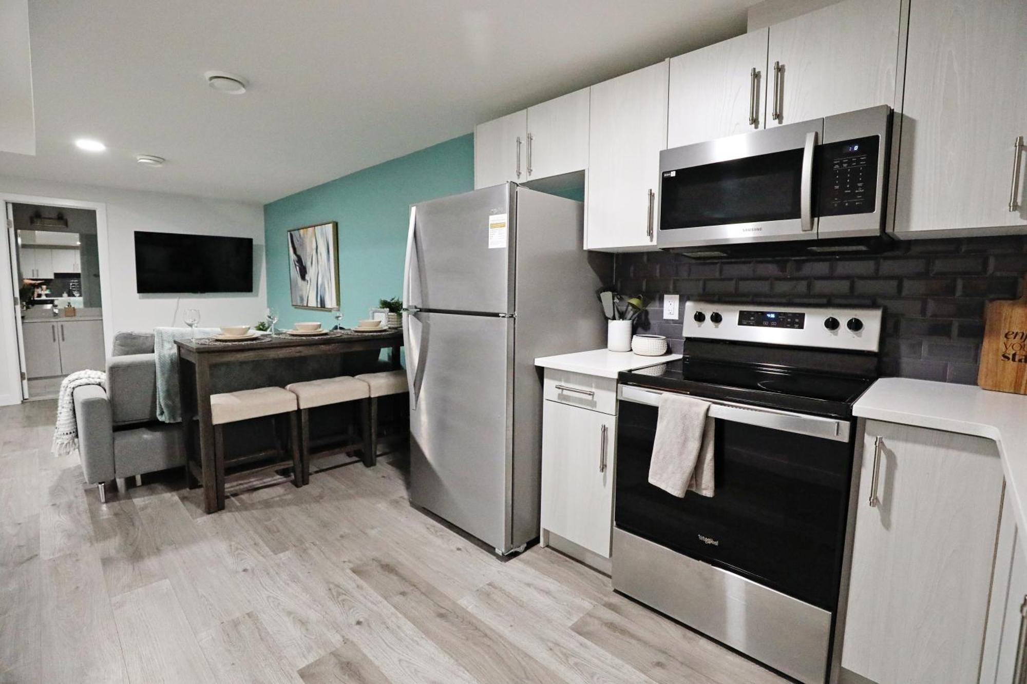 Beautiful Home With 4 King Beds,Airport,Disney+ エドモントン エクステリア 写真