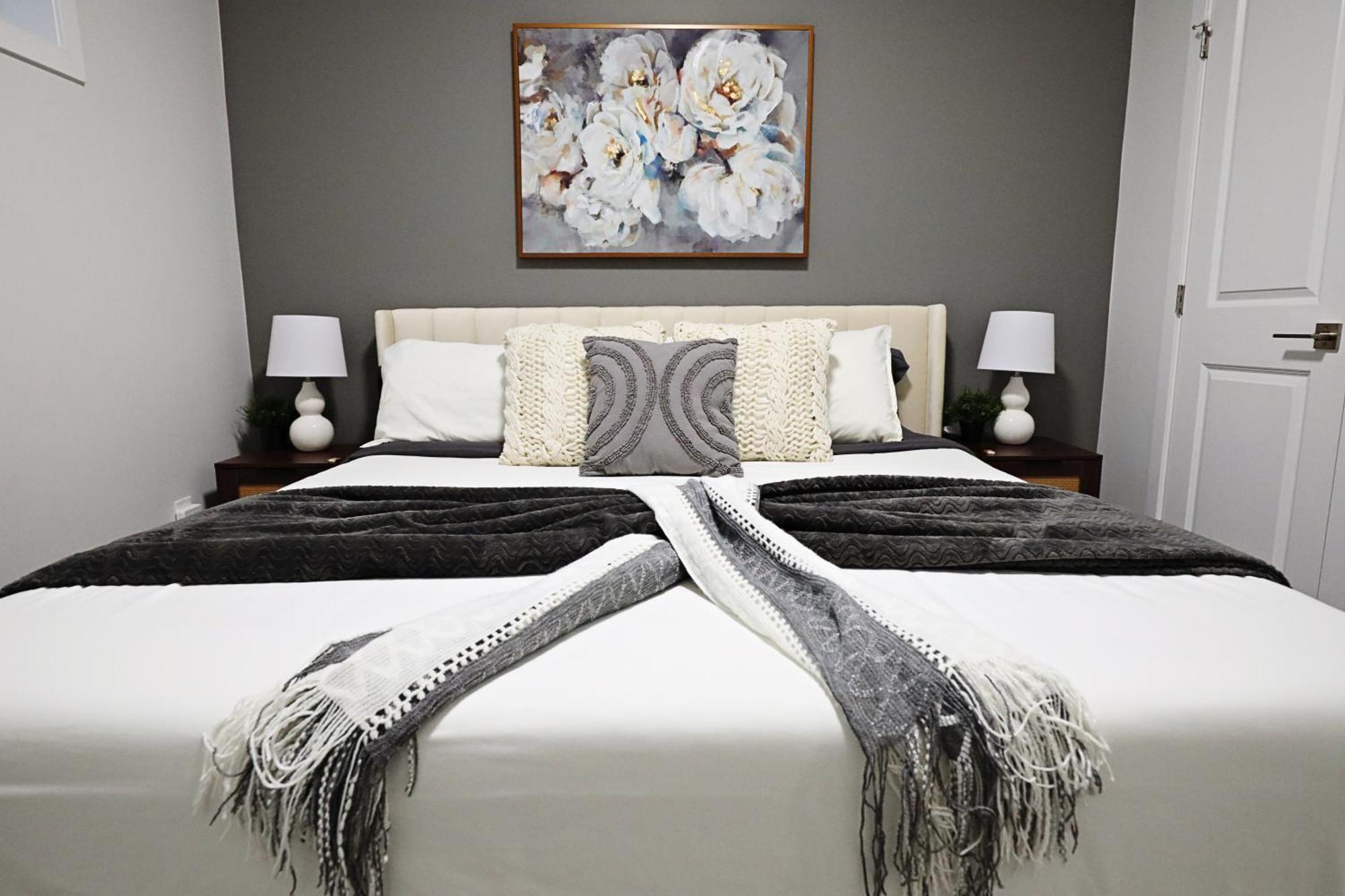 Beautiful Home With 4 King Beds,Airport,Disney+ エドモントン エクステリア 写真