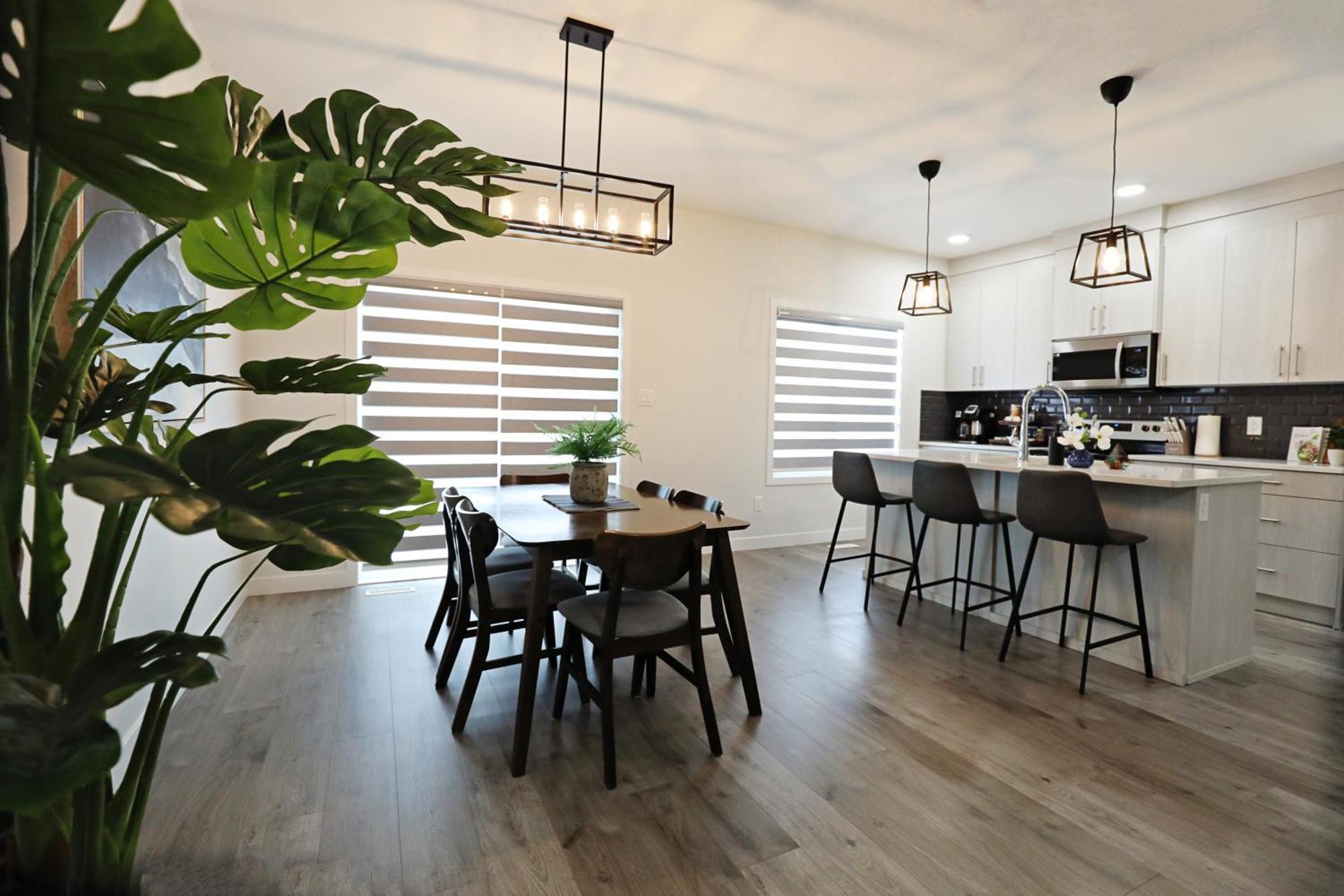 Beautiful Home With 4 King Beds,Airport,Disney+ エドモントン エクステリア 写真