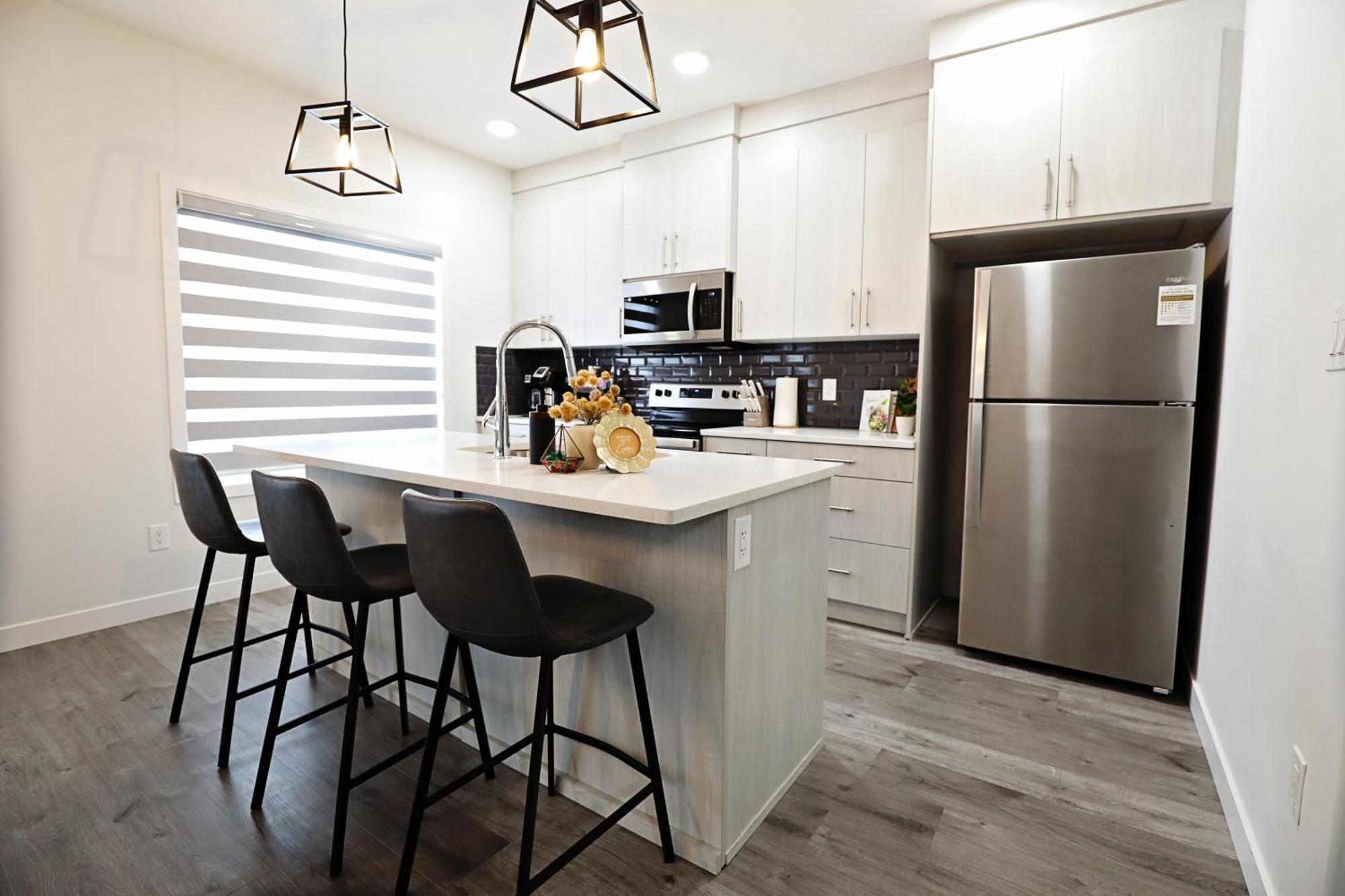 Beautiful Home With 4 King Beds,Airport,Disney+ エドモントン エクステリア 写真