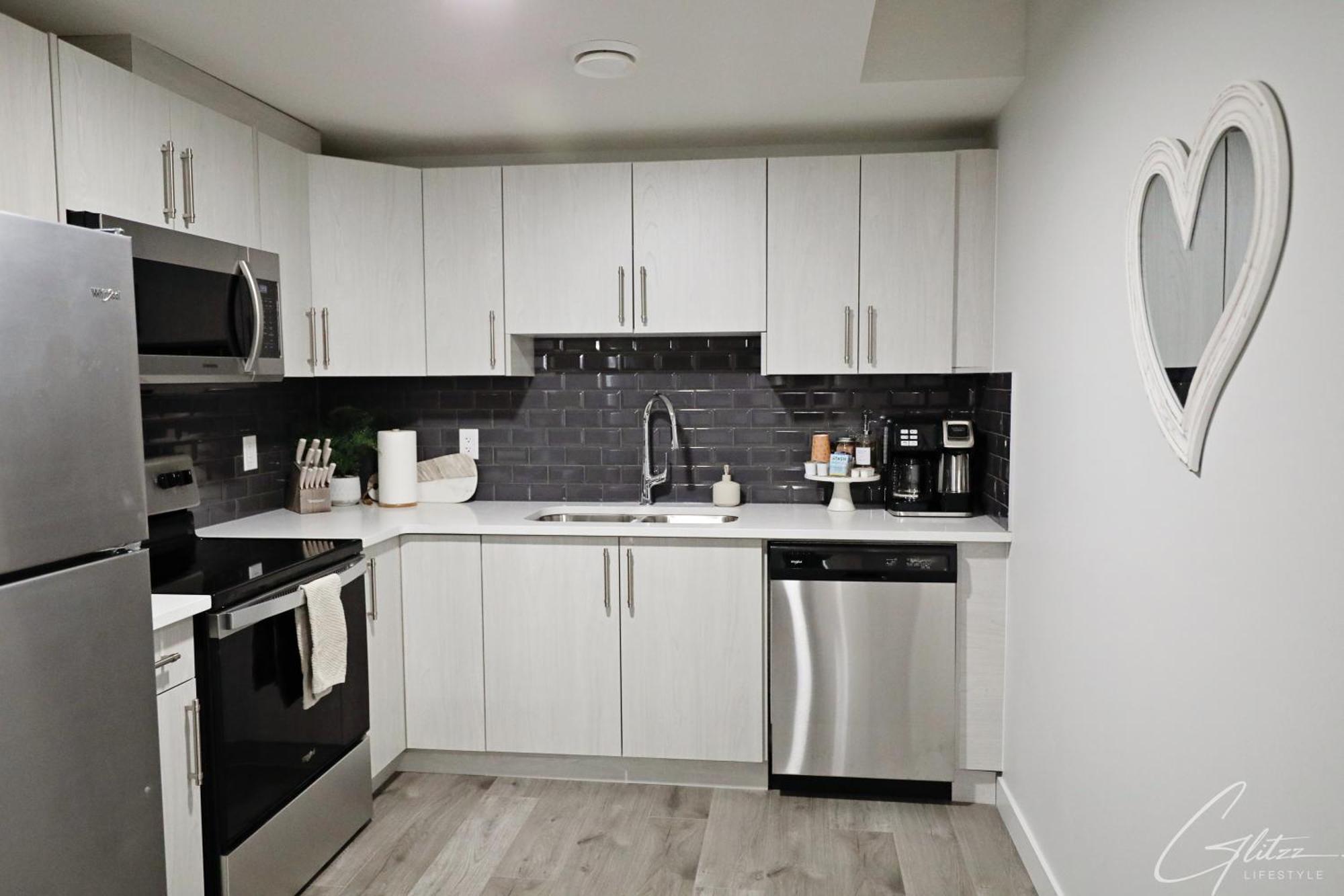 Beautiful Home With 4 King Beds,Airport,Disney+ エドモントン エクステリア 写真